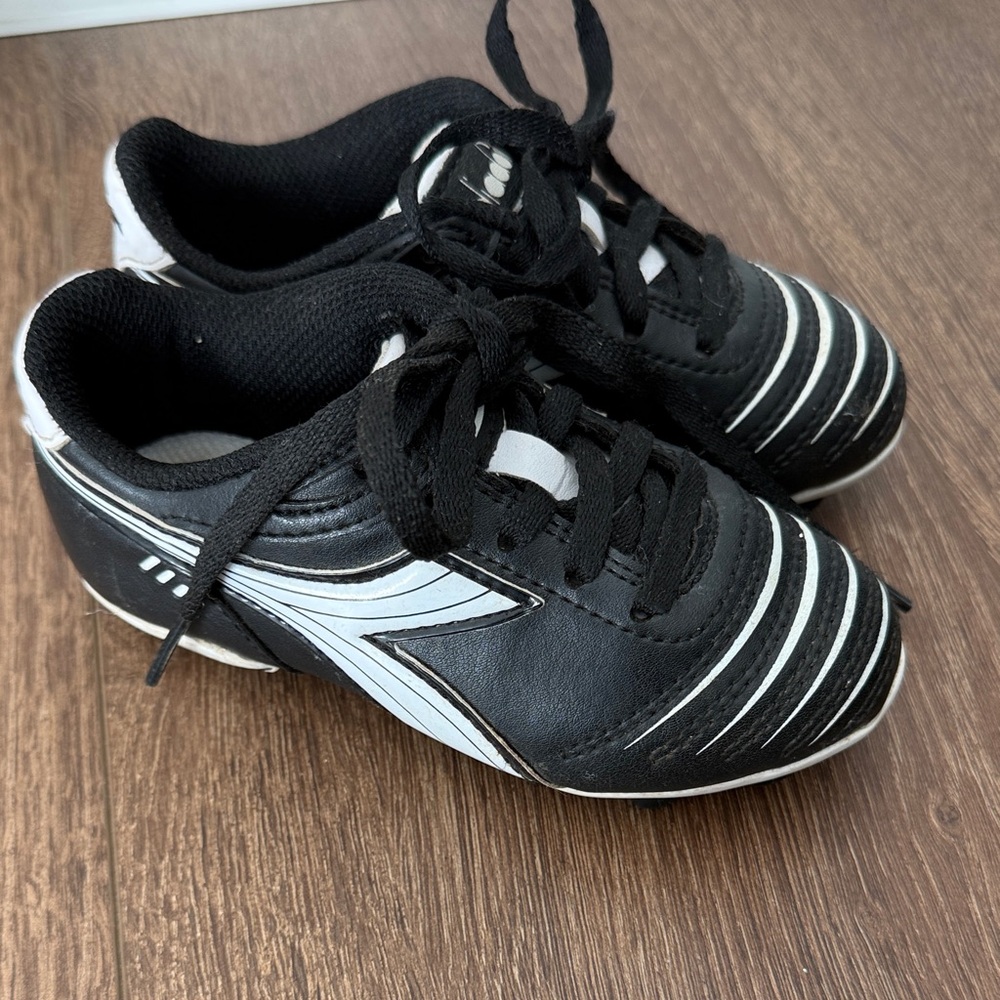 ⚽️ Diadora Kids Soccer Cleats - Size 9
